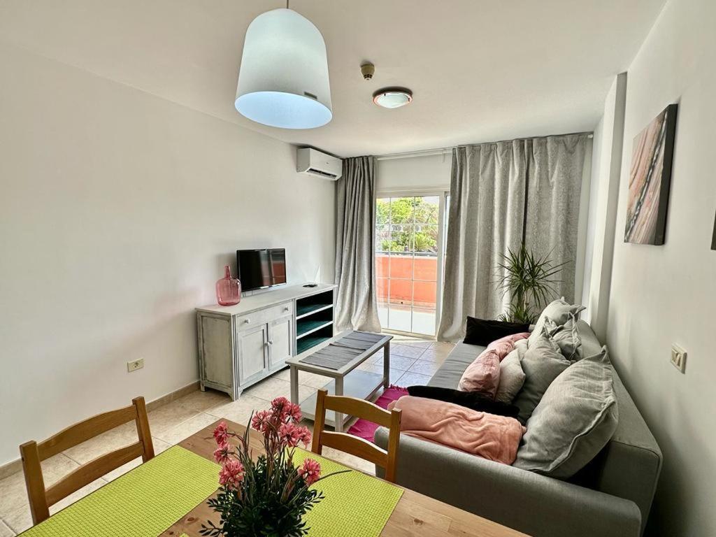 Sunny Apartment & Heated Pool Лос Кристианос Экстерьер фото